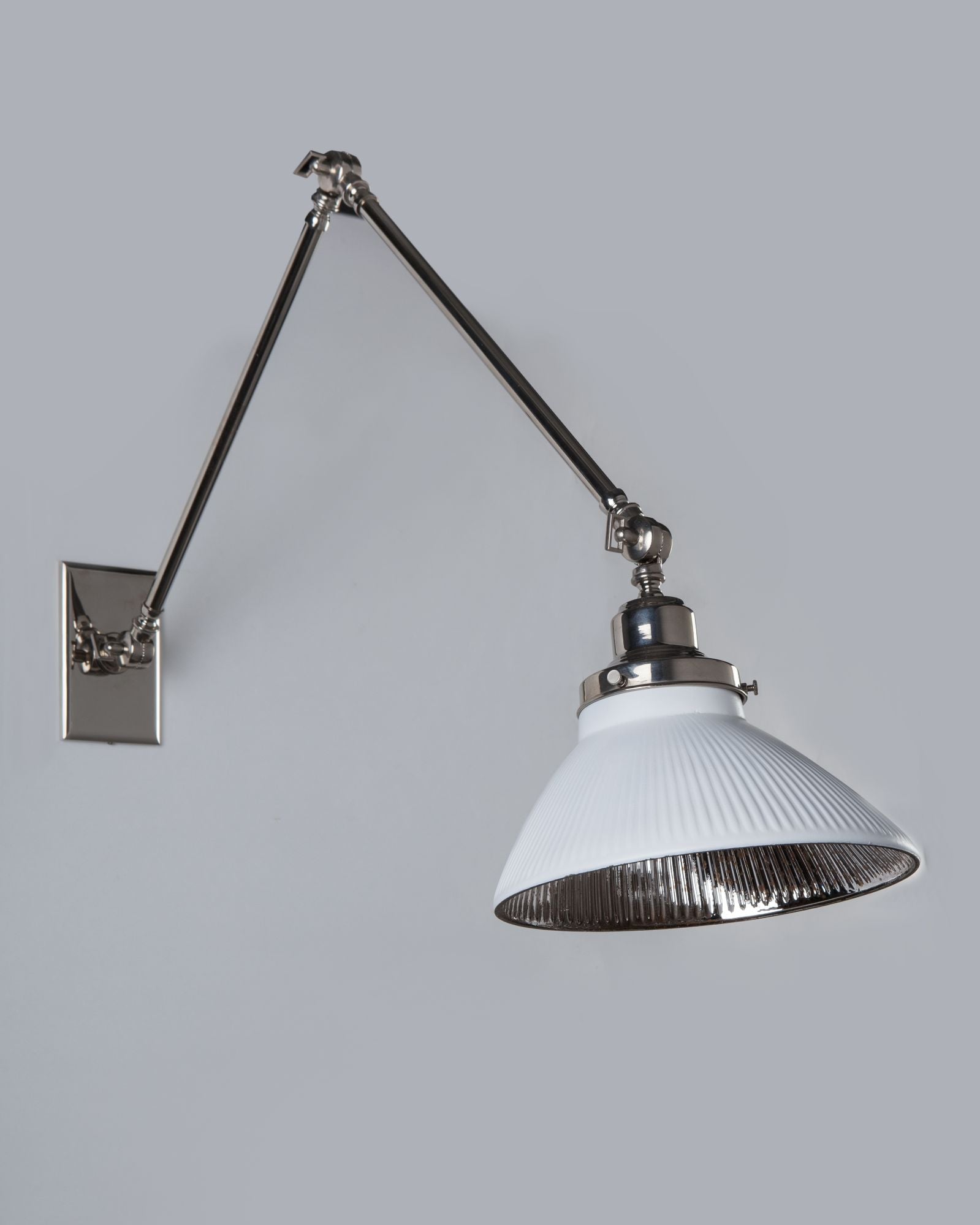 articulated-sconce-with-